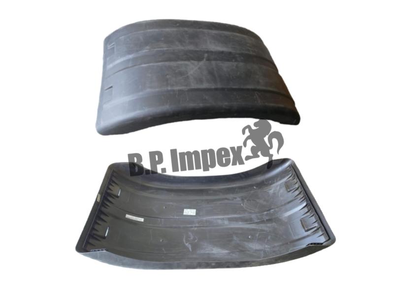 REAR FENDER CENTER,288052206301